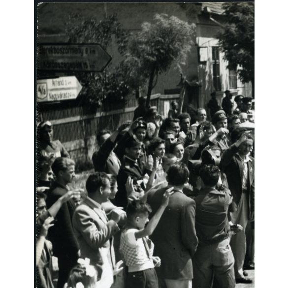 Nagyobb méret, Mező Sándor fotóművész, V. Világ Ifjúsági Találkozó, Biharkeresztes, VIT nemzetközi váltófutás Szófia-Varsó,  kommunizmus, 1955. július 10, 1950-es évek, Eredeti fotó, hátulján pecséttel jelzett papírkép. 