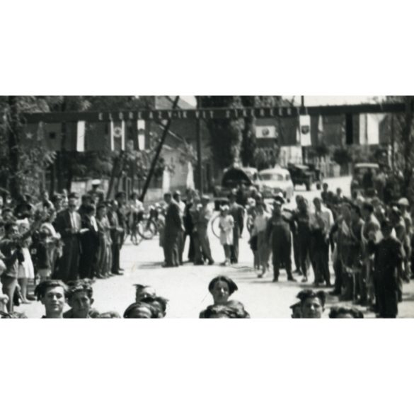 Nagyobb méret, Mező Sándor fotóművész, V. Világ Ifjúsági Találkozó, Biharkeresztes, VIT nemzetközi váltófutás Szófia-Varsó,  kommunizmus, 1955. július 10, 1950-es évek, Eredeti fotó, hátulján pecséttel jelzett papírkép. 