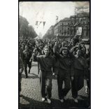 Nagyobb méret, KELTEX-es fiatal munkáslányok vonulnak. Budapest, November 7.-e tér (Oktogon), a felszabadulás 7. évfordulója, felvonulás, neon reklámok, kommunizmus, ünnep, 1952. április 4., 1950-es évek, Eredeti fotó, hátulján feliratozott papírkép,