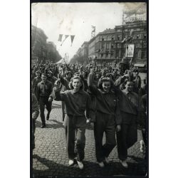   Nagyobb méret, KELTEX-es fiatal munkáslányok vonulnak. Budapest, November 7.-e tér (Oktogon), a felszabadulás 7. évfordulója, felvonulás, neon reklámok, kommunizmus, ünnep, 1952. április 4., 1950-es évek, Eredeti fotó, hátulján feliratozott papírkép,
