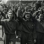 Nagyobb méret, KELTEX-es fiatal munkáslányok vonulnak. Budapest, November 7.-e tér (Oktogon), a felszabadulás 7. évfordulója, felvonulás, neon reklámok, kommunizmus, ünnep, 1952. április 4., 1950-es évek, Eredeti fotó, hátulján feliratozott papírkép,