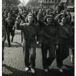 Nagyobb méret, KELTEX-es fiatal munkáslányok vonulnak. Budapest, November 7.-e tér (Oktogon), a felszabadulás 7. évfordulója, felvonulás, neon reklámok, kommunizmus, ünnep, 1952. április 4., 1950-es évek, Eredeti fotó, hátulján feliratozott papírkép,