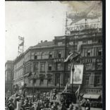 Nagyobb méret, KELTEX-es fiatal munkáslányok vonulnak. Budapest, November 7.-e tér (Oktogon), a felszabadulás 7. évfordulója, felvonulás, neon reklámok, kommunizmus, ünnep, 1952. április 4., 1950-es évek, Eredeti fotó, hátulján feliratozott papírkép,