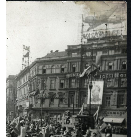 Nagyobb méret, KELTEX-es fiatal munkáslányok vonulnak. Budapest, November 7.-e tér (Oktogon), a felszabadulás 7. évfordulója, felvonulás, neon reklámok, kommunizmus, ünnep, 1952. április 4., 1950-es évek, Eredeti fotó, hátulján feliratozott papírkép,