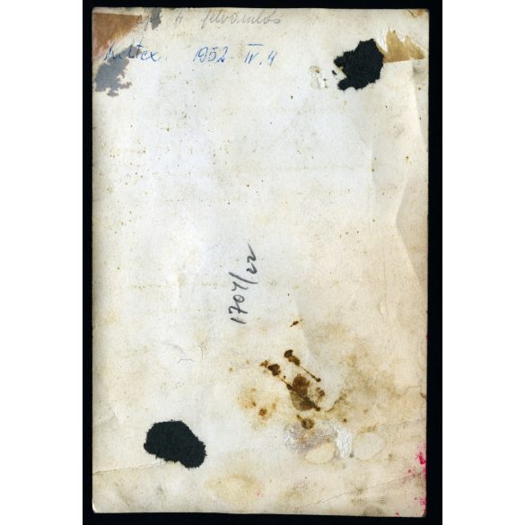 Nagyobb méret, KELTEX-es fiatal munkáslányok vonulnak. Budapest, November 7.-e tér (Oktogon), a felszabadulás 7. évfordulója, felvonulás, neon reklámok, kommunizmus, ünnep, 1952. április 4., 1950-es évek, Eredeti fotó, hátulján feliratozott papírkép,