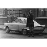 Fiatal nő NSU Prinz coupe diplomata rendszámos autóval, Budapest, jármű, közlekedés, szocializmus, 1970-es évek, Eredeti fotó, papírkép.  