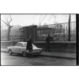 Fiatal nő NSU Prinz coupe diplomata rendszámos autóval, Budapest, jármű, közlekedés, szocializmus, 1970-es évek, Eredeti fotó, papírkép.  