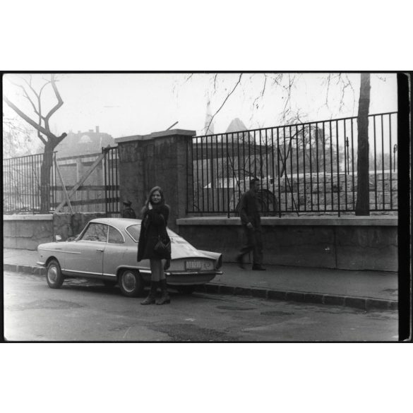 Fiatal nő NSU Prinz coupe diplomata rendszámos autóval, Budapest, jármű, közlekedés, szocializmus, 1970-es évek, Eredeti fotó, papírkép.  