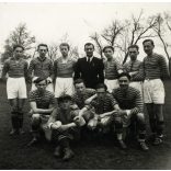 Helyi focicsapat az edzővel, Somorja, Felvidék, sport, labdarúgás, helytörténet, Horthy-korszak, 1941., április 27, 1940-es évek, Eredeti fotó, hátulján feliratozott papírkép. 