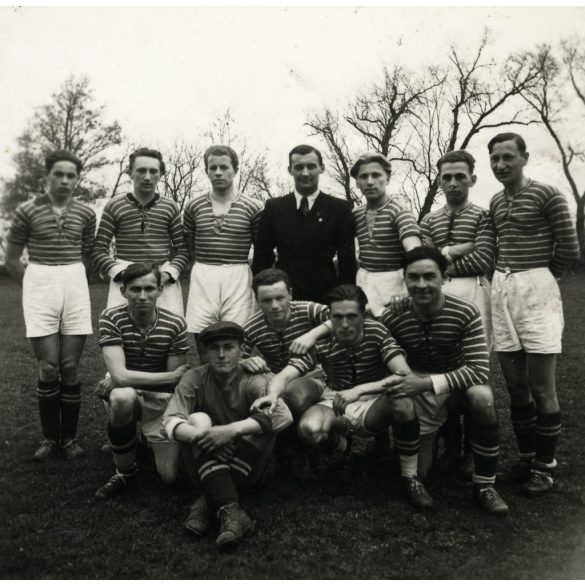 Helyi focicsapat az edzővel, Somorja, Felvidék, sport, labdarúgás, helytörténet, Horthy-korszak, 1941., április 27, 1940-es évek, Eredeti fotó, hátulján feliratozott papírkép. 