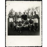 Helyi focicsapat az edzővel, Somorja, Felvidék, sport, labdarúgás, helytörténet, Horthy-korszak, 1941., április 27, 1940-es évek, Eredeti fotó, hátulján feliratozott papírkép. 