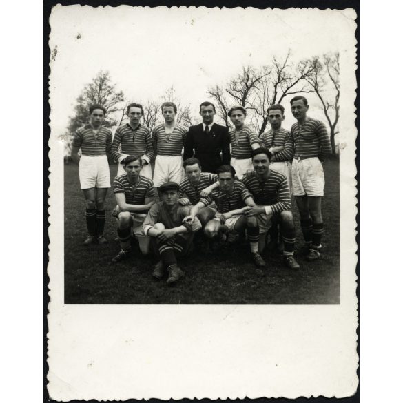 Helyi focicsapat az edzővel, Somorja, Felvidék, sport, labdarúgás, helytörténet, Horthy-korszak, 1941., április 27, 1940-es évek, Eredeti fotó, hátulján feliratozott papírkép. 