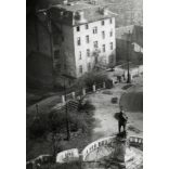 Ikarus autóbusz a szerpentinen, Budapest, romos házak, budai Vár, halászbástya, Víziváros, Hunyadi János út, I. kerület, helytörténet, jármű, közlekedés, kommunizmus, 1950-es évek, Eredeti fotó, papírkép. 