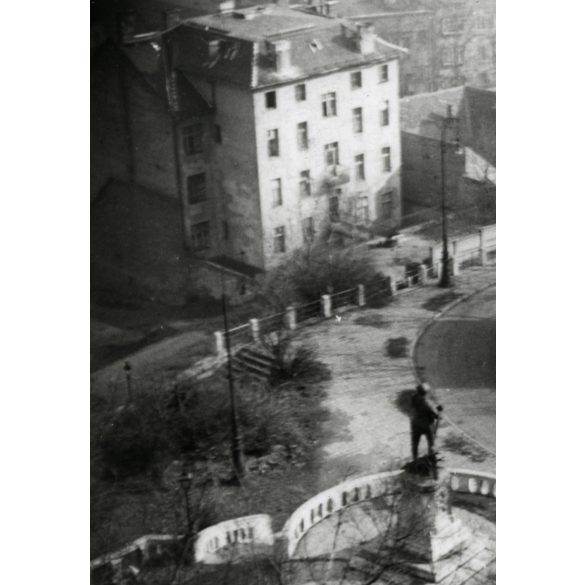 Ikarus autóbusz a szerpentinen, Budapest, romos házak, budai Vár, halászbástya, Víziváros, Hunyadi János út, I. kerület, helytörténet, jármű, közlekedés, kommunizmus, 1950-es évek, Eredeti fotó, papírkép. 