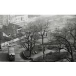 Ikarus autóbusz a szerpentinen, Budapest, romos házak, budai Vár, halászbástya, Víziváros, Hunyadi János út, I. kerület, helytörténet, jármű, közlekedés, kommunizmus, 1950-es évek, Eredeti fotó, papírkép. 