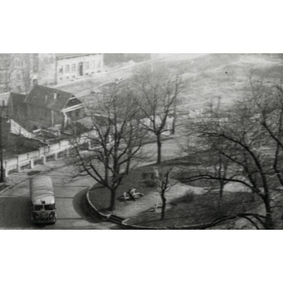 Ikarus autóbusz a szerpentinen, Budapest, romos házak, budai Vár, halászbástya, Víziváros, Hunyadi János út, I. kerület, helytörténet, jármű, közlekedés, kommunizmus, 1950-es évek, Eredeti fotó, papírkép. 