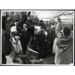 Illés György operatőr a Három csillag (?) című magyar filmben (rendező: Várkonyi Mátyás, Jancsó Miklós), Törőcsik Mari, filmművészet, szocializmus, 1960, 1960-as évek, Eredeti fotó, filmes werkfotó, papírkép. 