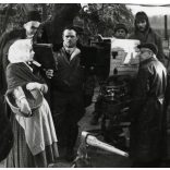 Illés György operatőr a Három csillag (?) című magyar filmben (rendező: Várkonyi Mátyás, Jancsó Miklós), Törőcsik Mari, filmművészet, szocializmus, 1960, 1960-as évek, Eredeti fotó, filmes werkfotó, papírkép. 