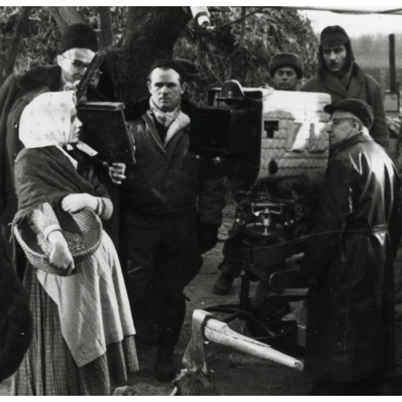 Illés György operatőr a Három csillag (?) című magyar filmben (rendező: Várkonyi Mátyás, Jancsó Miklós), Törőcsik Mari, filmművészet, szocializmus, 1960, 1960-as évek, Eredeti fotó, filmes werkfotó, papírkép. 