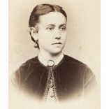 Borsos és Doctor műterem, Pest, elegáns nő gyönyörű szemekkel, fülbevaló, ékszer, 1860-as évek, Eredeti korai CDV, vizitkártya fotó.  