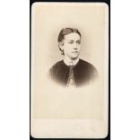 Borsos és Doctor műterem, Pest, elegáns nő gyönyörű szemekkel, fülbevaló, ékszer, 1860-as évek, Eredeti korai CDV, vizitkártya fotó.  