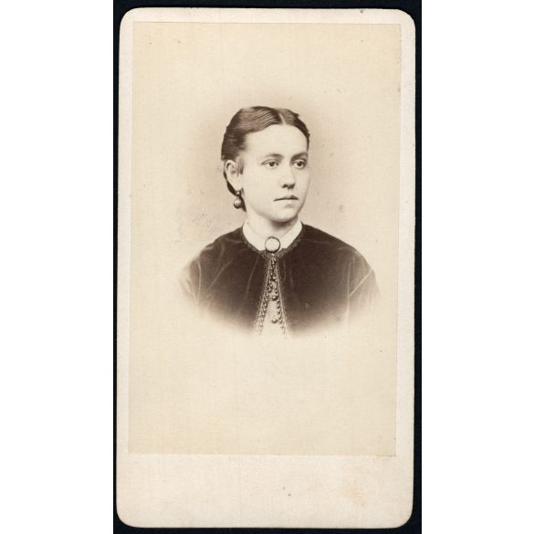 Borsos és Doctor műterem, Pest, elegáns nő gyönyörű szemekkel, fülbevaló, ékszer, 1860-as évek, Eredeti korai CDV, vizitkártya fotó.  