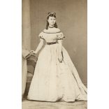 Borsos és Doctor műterem, Pest, elegáns fiatal nő gyönyörű ruhában, gyönyörű hajjal, 1860-as évek, Eredeti korai CDV, vizitkártya fotó.   