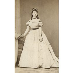   Borsos és Doctor műterem, Pest, elegáns fiatal nő gyönyörű ruhában, gyönyörű hajjal, 1860-as évek, Eredeti korai CDV, vizitkártya fotó.   