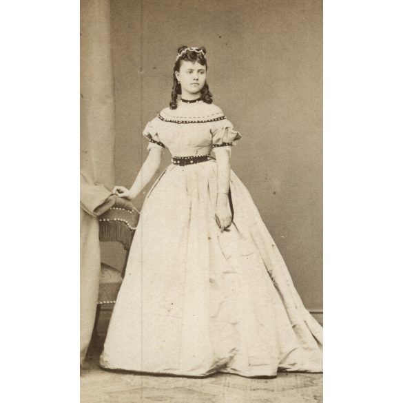 Borsos és Doctor műterem, Pest, elegáns fiatal nő gyönyörű ruhában, gyönyörű hajjal, 1860-as évek, Eredeti korai CDV, vizitkártya fotó.   