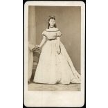 Borsos és Doctor műterem, Pest, elegáns fiatal nő gyönyörű ruhában, gyönyörű hajjal, 1860-as évek, Eredeti korai CDV, vizitkártya fotó.   