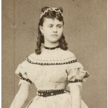 Borsos és Doctor műterem, Pest, elegáns fiatal nő gyönyörű ruhában, gyönyörű hajjal, 1860-as évek, Eredeti korai CDV, vizitkártya fotó.   