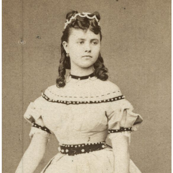 Borsos és Doctor műterem, Pest, elegáns fiatal nő gyönyörű ruhában, gyönyörű hajjal, 1860-as évek, Eredeti korai CDV, vizitkártya fotó.   