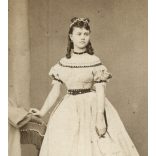 Borsos és Doctor műterem, Pest, elegáns fiatal nő gyönyörű ruhában, gyönyörű hajjal, 1860-as évek, Eredeti korai CDV, vizitkártya fotó.   