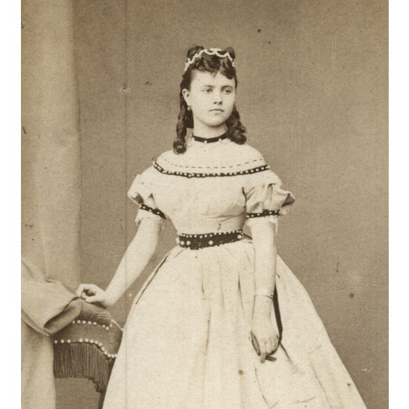 Borsos és Doctor műterem, Pest, elegáns fiatal nő gyönyörű ruhában, gyönyörű hajjal, 1860-as évek, Eredeti korai CDV, vizitkártya fotó.   