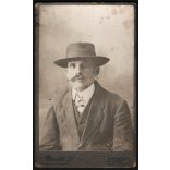 Némethy műterem, Debrecen, Hadházi Ferenc nyugalmazott pályaőr kalapos portréja, aláírás, Személyazonossági igazolójegy, Magyar Királyi Államvasutak, 1910-es évek, Eredeti CDV, vizitkártya fotó, hátulja egyedi. 