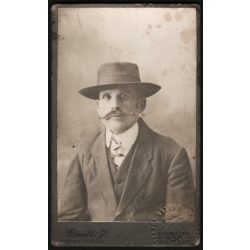  Némethy műterem, Debrecen, Hadházi Ferenc nyugalmazott pályaőr kalapos portréja, aláírás, Személyazonossági igazolójegy, Magyar Királyi Államvasutak, 1910-es évek, Eredeti CDV, vizitkártya fotó, hátulja egyedi. 