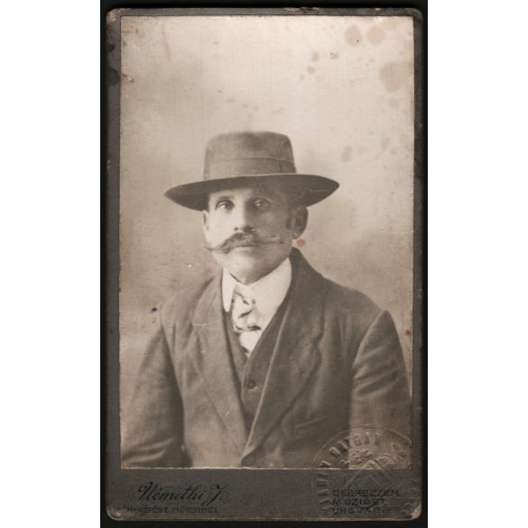 Némethy műterem, Debrecen, Hadházi Ferenc nyugalmazott pályaőr kalapos portréja, aláírás, Személyazonossági igazolójegy, Magyar Királyi Államvasutak, 1910-es évek, Eredeti CDV, vizitkártya fotó, hátulja egyedi. 
