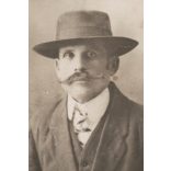 Némethy műterem, Debrecen, Hadházi Ferenc nyugalmazott pályaőr kalapos portréja, aláírás, Személyazonossági igazolójegy, Magyar Királyi Államvasutak, 1910-es évek, Eredeti CDV, vizitkártya fotó, hátulja egyedi. 