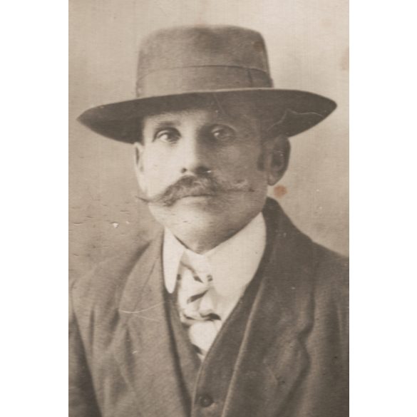 Némethy műterem, Debrecen, Hadházi Ferenc nyugalmazott pályaőr kalapos portréja, aláírás, Személyazonossági igazolójegy, Magyar Királyi Államvasutak, 1910-es évek, Eredeti CDV, vizitkártya fotó, hátulja egyedi. 