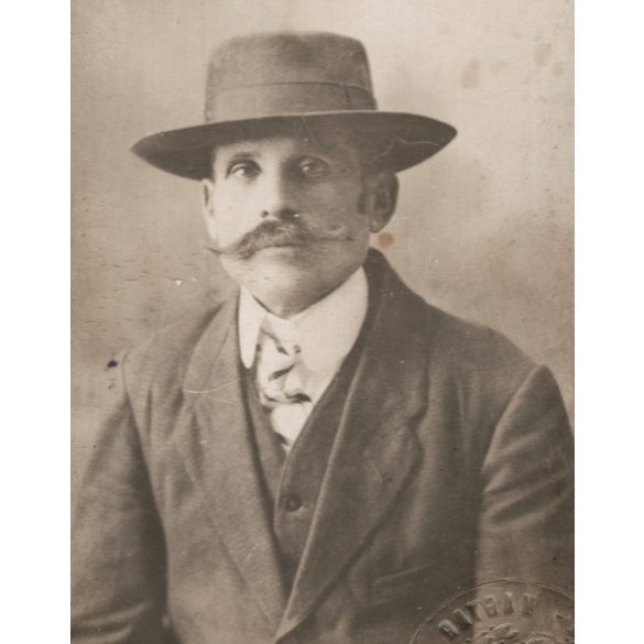 Némethy műterem, Debrecen, Hadházi Ferenc nyugalmazott pályaőr kalapos portréja, aláírás, Személyazonossági igazolójegy, Magyar Királyi Államvasutak, 1910-es évek, Eredeti CDV, vizitkártya fotó, hátulja egyedi. 