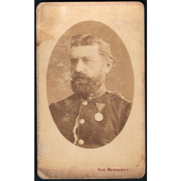 Meinhardt Ágoston műterme, Nagyszeben (Hermanstadt), Erdély, magyar, K.u.K katonatiszt egyenruhában, érdemrend, szakáll, 1870-es évek, Eredeti CDV, vizitkártya fotó, foltos.