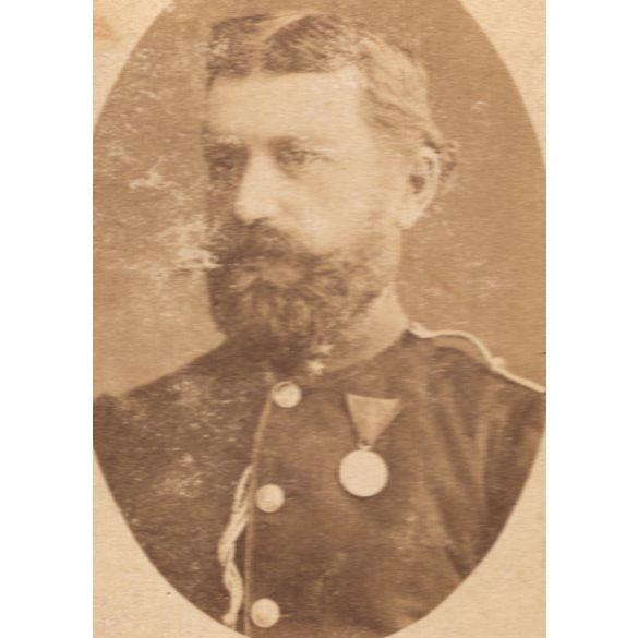 Meinhardt Ágoston műterme, Nagyszeben (Hermanstadt), Erdély, magyar, K.u.K katonatiszt egyenruhában, érdemrend, szakáll, 1870-es évek, Eredeti CDV, vizitkártya fotó, foltos.