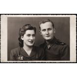 ”Hargita” műterem, Gyoma, fiatal pár portréja, katona, Magyar Királyi Honvéd Légierő, őrvezető, 2. világháború, egyenruha, helytörténet, Békés megye, Horthy-korszak, 1939, 1930-es évek, Eredeti fotó, hátulján feliratozott, pecséttel jelzett papírkép.