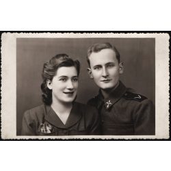   ”Hargita” műterem, Gyoma, fiatal pár portréja, katona, Magyar Királyi Honvéd Légierő, őrvezető, 2. világháború, egyenruha, helytörténet, Békés megye, Horthy-korszak, 1939, 1930-es évek, Eredeti fotó, hátulján feliratozott, pecséttel jelzett papírkép.