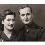 ”Hargita” műterem, Gyoma, fiatal pár portréja, katona, Magyar Királyi Honvéd Légierő, őrvezető, 2. világháború, egyenruha, helytörténet, Békés megye, Horthy-korszak, 1939, 1930-es évek, Eredeti fotó, hátulján feliratozott, pecséttel jelzett papírkép.