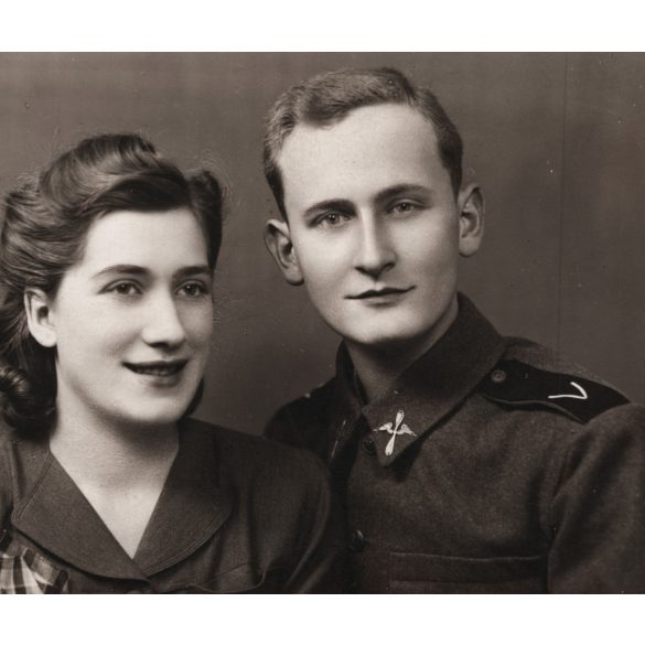 ”Hargita” műterem, Gyoma, fiatal pár portréja, katona, Magyar Királyi Honvéd Légierő, őrvezető, 2. világháború, egyenruha, helytörténet, Békés megye, Horthy-korszak, 1939, 1930-es évek, Eredeti fotó, hátulján feliratozott, pecséttel jelzett papírkép.
