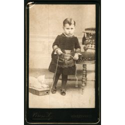   Veress Ferenc műterme, Kolozsvár, Erdély, kislány különös játék cicával, macska, 1880-as évek, Eredeti CDV, vizitkártya fotó.  