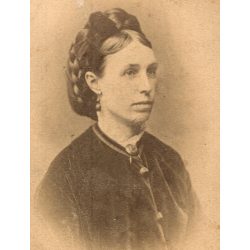   J. N. Scheffler műterme, Szabadka (Zombor), Vajdaság, elegáns hölgy gyönyörű hajjal, medállal, 1860-as évek, Eredeti CDV, vizitkártya fotó.  