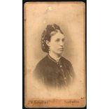 J. N. Scheffler műterme, Szabadka (Zombor), Vajdaság, elegáns hölgy gyönyörű hajjal, medállal, 1860-as évek, Eredeti CDV, vizitkártya fotó.  