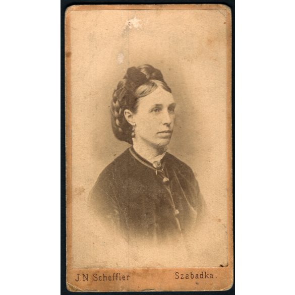 J. N. Scheffler műterme, Szabadka (Zombor), Vajdaság, elegáns hölgy gyönyörű hajjal, medállal, 1860-as évek, Eredeti CDV, vizitkártya fotó.  